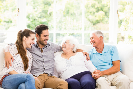 Familia mexicana sonriendo, adultos mayores e hijos